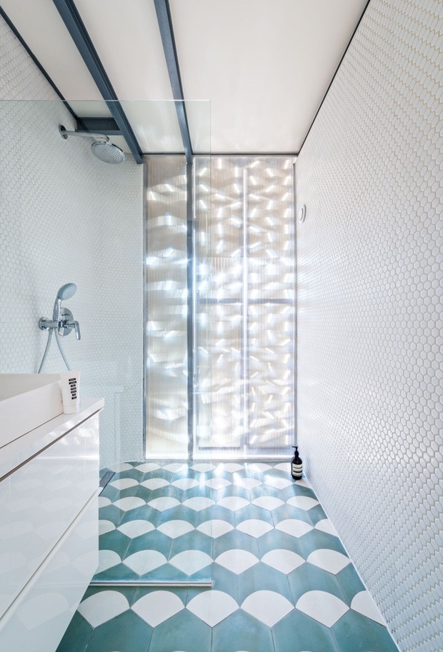 Chuveiros modernos: 6 banheiros com áreas molhadas impecáveis (Foto: Reprodução)