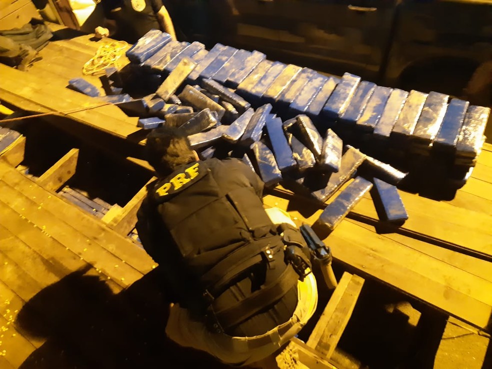 PRF apreende meia tonelada de maconha escondida em fundo falso de caminhão na BR-316 — Foto: Divulgação/PRF