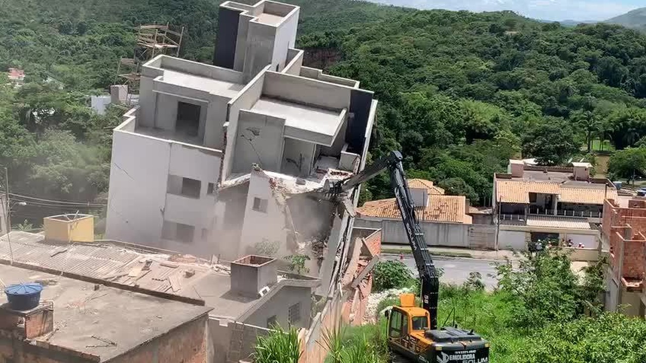 Prédio começa a ser demolido em Betim