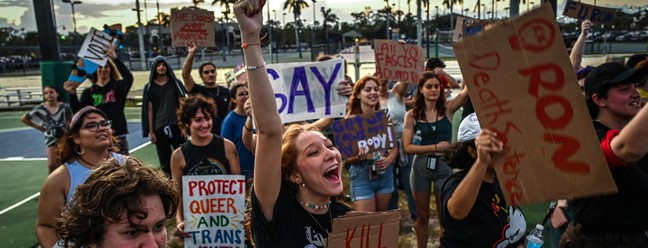 ativistas dos direitos LGBTQ protestam contra o governador da Flórida Ron Desantis , na Alico Arena, antes das eleições de meio de mandato — Foto: GIORGIO VIERA / AFP
