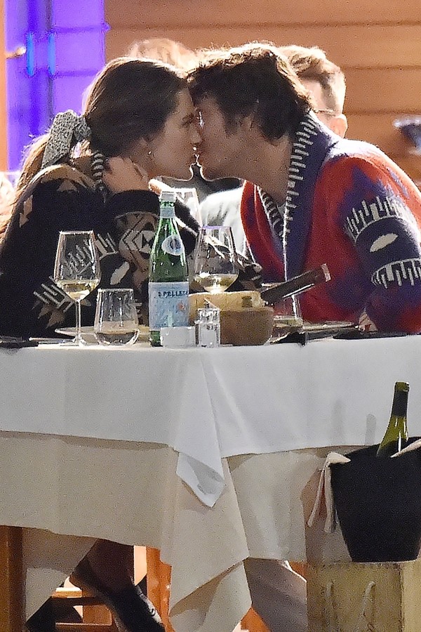 ** RIGHTS: ONLY UNITED STATES, BRAZIL, CANADA ** Portofino, ITALY  - *EXCLUSIVE*  - Brazilian model Alessandra Ambrosio and fashion designer beau Nicolo Oddi enjoying a romantic dinner together showing a public display of affection out in Portofino. The c (Foto: Cucu / BACKGRID)