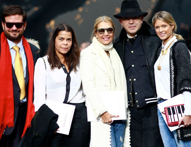 Bruno Astuto, Daniela Falcão, Donata Meirelles, Giovanni Frasson e Helena Bordon na passarela global da Chanel, no dia 7 da semana de moda de Paris (Foto: Ana Clara Garmendia)