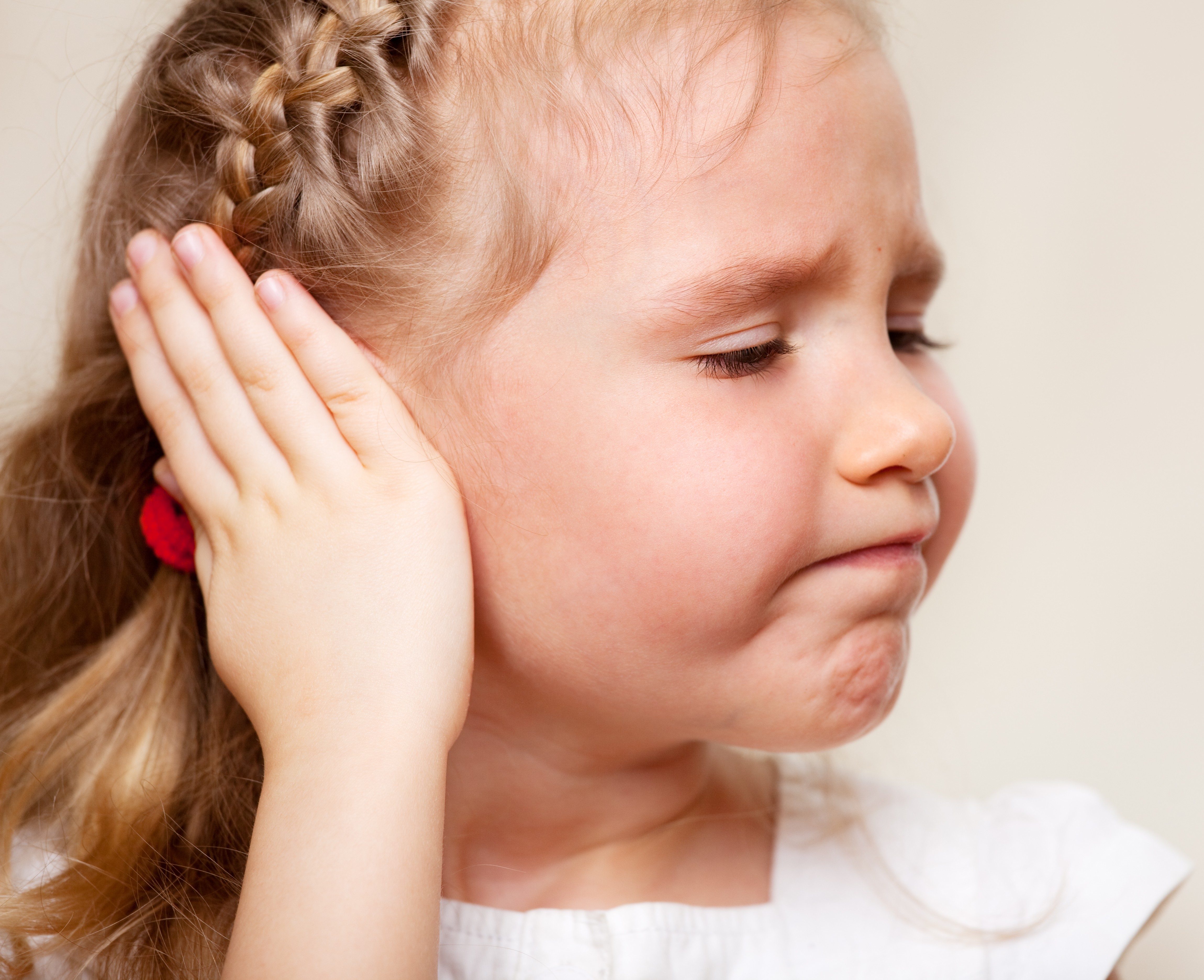 Dá para identificar a otite apertando a orelha? (Foto: Getty Images)