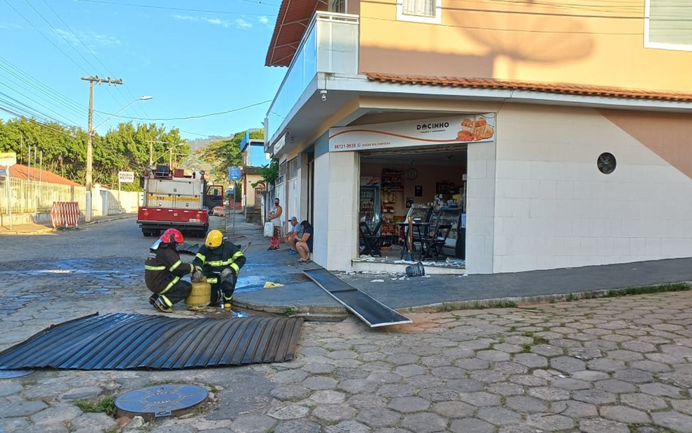 Funcionário de padaria fica ferido após explosão durante troca de botijões de gás em São Lourenço, MG — Foto: Corpo de Bombeiros