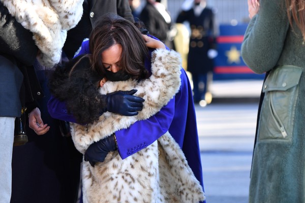 A vice-presidente dos Estados Unidos, Kamala Harris, abraçando uma das sobrinhas-netras durante sua posse (Foto: Getty Images)