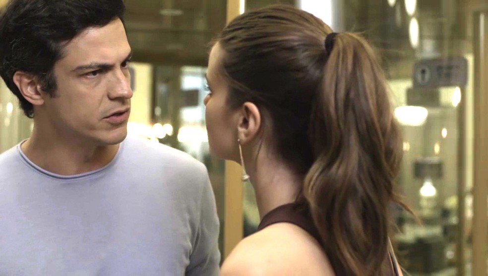 Eric não gosta nada da atitude de Luíza (Foto: TV Globo)