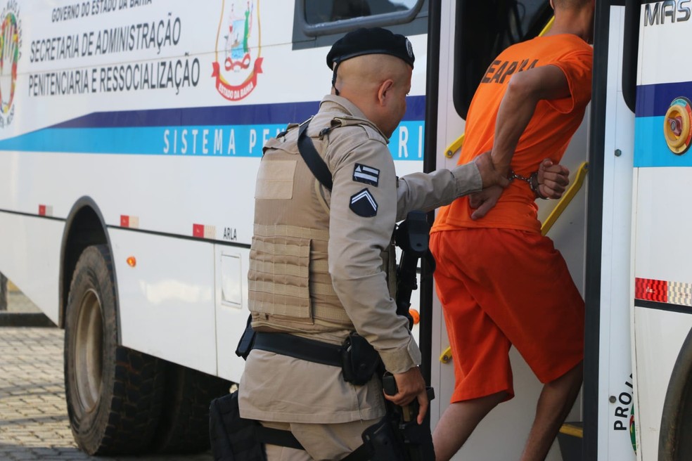 Mais de 20 presos suspeitos de ordenar ataques a tiros são transferidos para presídios de segurança máxima — Foto: Divulgação/SSP-BA