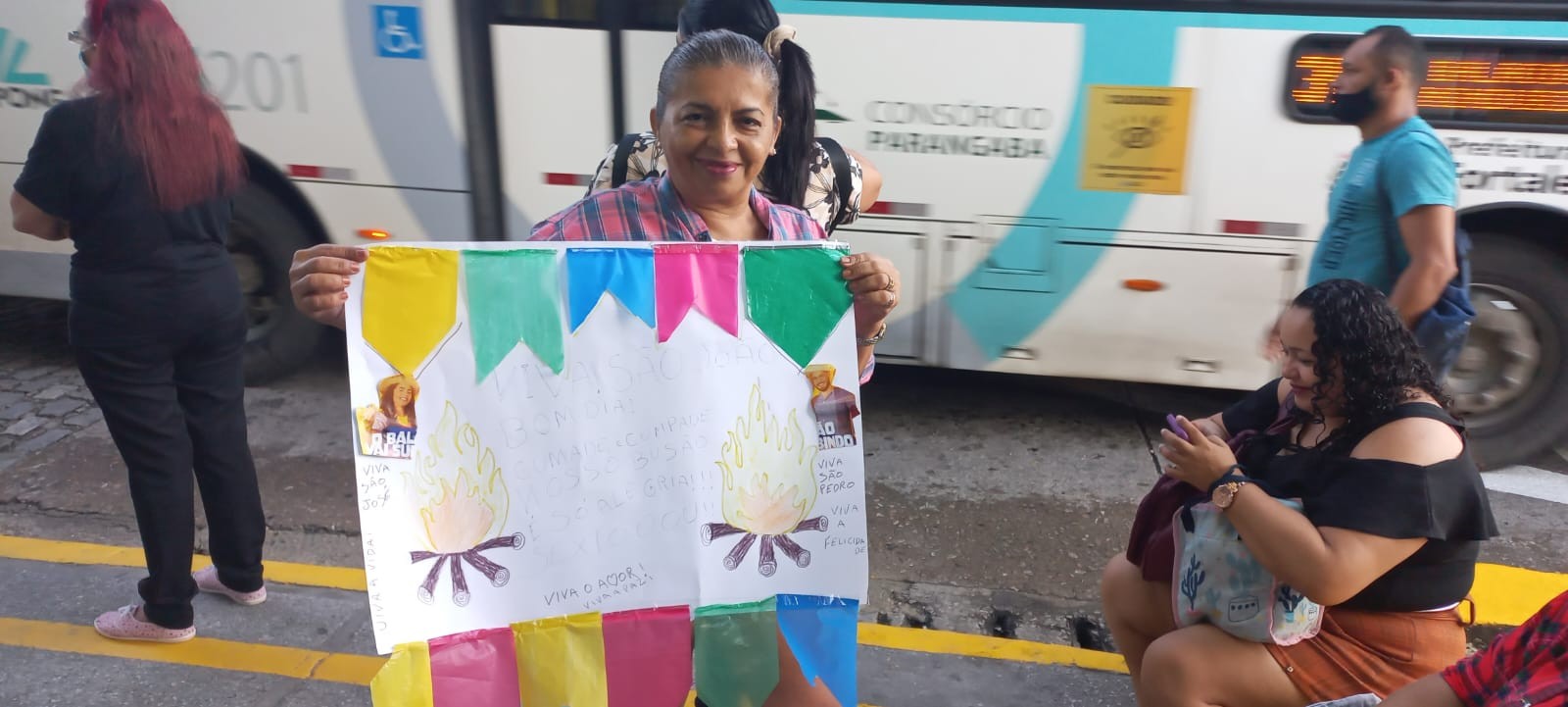 Dia de São João: passageira faz arraiá dentro de ônibus em Fortaleza