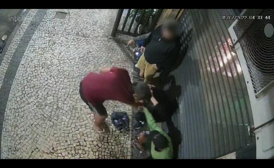 Dupla é flagrada por câmera assaltando grupo em Copacabana
