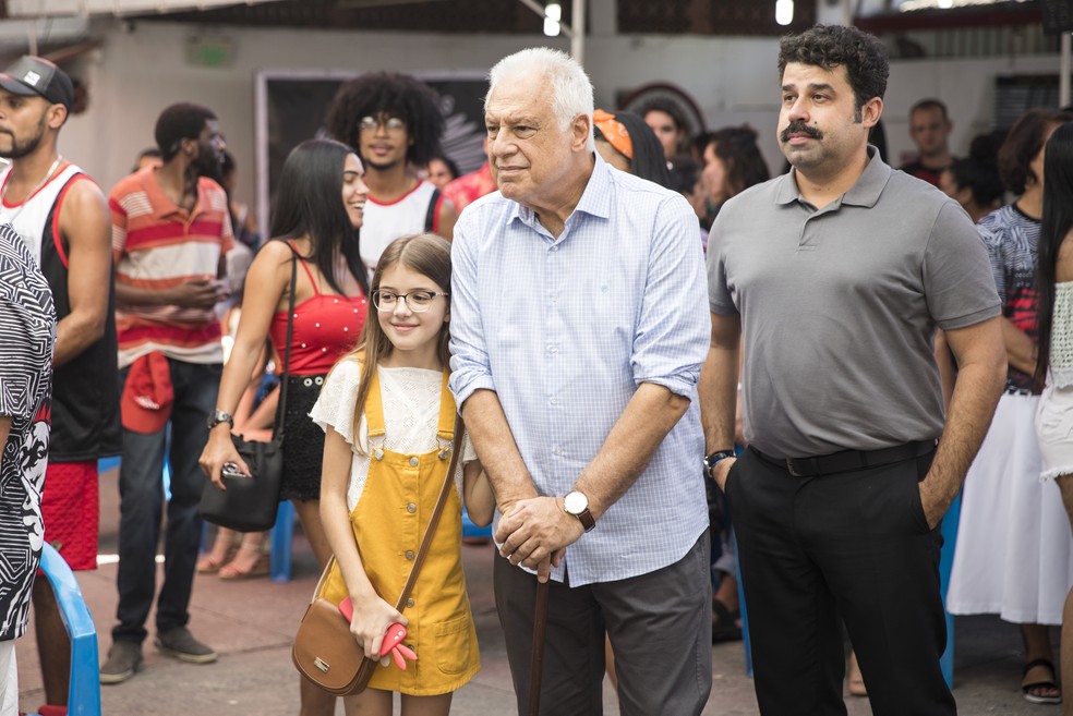 Alberto (Antonio Fagundes), Sofia (Valentona Vieira) e Batista (Marcelo Flores) chegam ao Cacique de Ramos  &acirc;?? Foto: Victor Pollak / Globo
