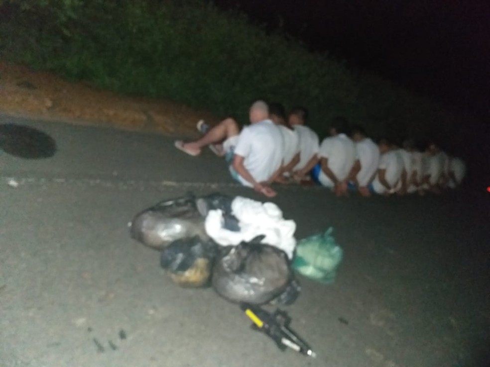 Presos que eram transportados por viatura da Secretaria de Justiça do Piauí tiveram de esperar troca de pneu na lateral da pista — Foto: Divulgação