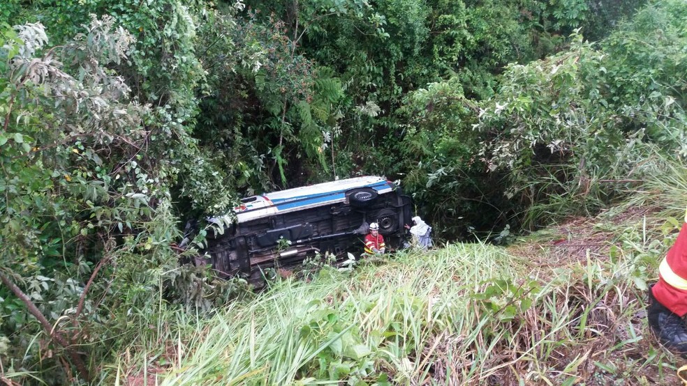 Ambulância caiu em barranco após acidente na Serra (Foto: VC no ESTV/*Telespectador pediu para não ser identificado)