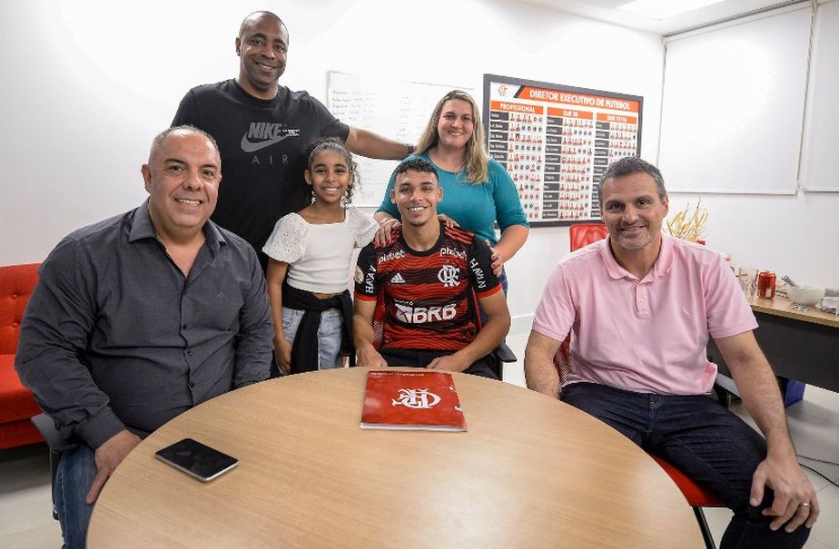Victor Hugo assina renovação com o Flamengo