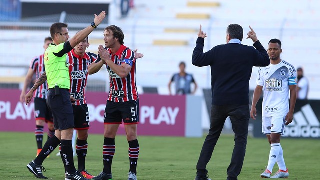 Bauza é advertido, e lateral pega um jogo de suspensão no STJD