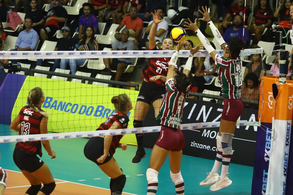 Roni, no ataque, e Lara no bloqueio: grande duelo desta ter&ccedil;a  &mdash; Foto: Gilvan de Souza / Flamengo