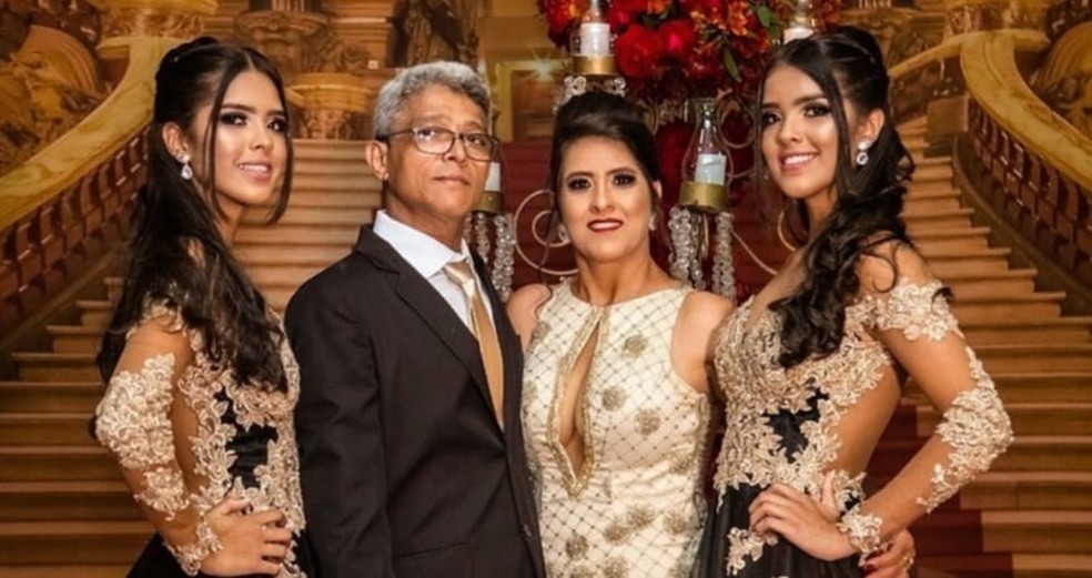 As filhas gêmeas e o casal de São Gotardo — Foto: Denis Lopes/Divulgação