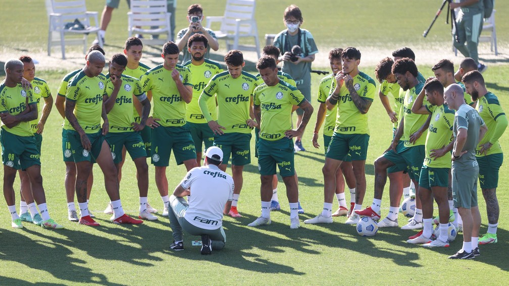 Com ou sem centroavante? Dois ou três meias? Veja a provável escalação do Palmeiras para duelo contra o Santos