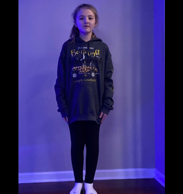 A mãe Ashton Fore publicou foto da filha com desabafo sobre 'vestimenta inadequada' (Foto: Reprodução/Facebook/Ashton Fore)