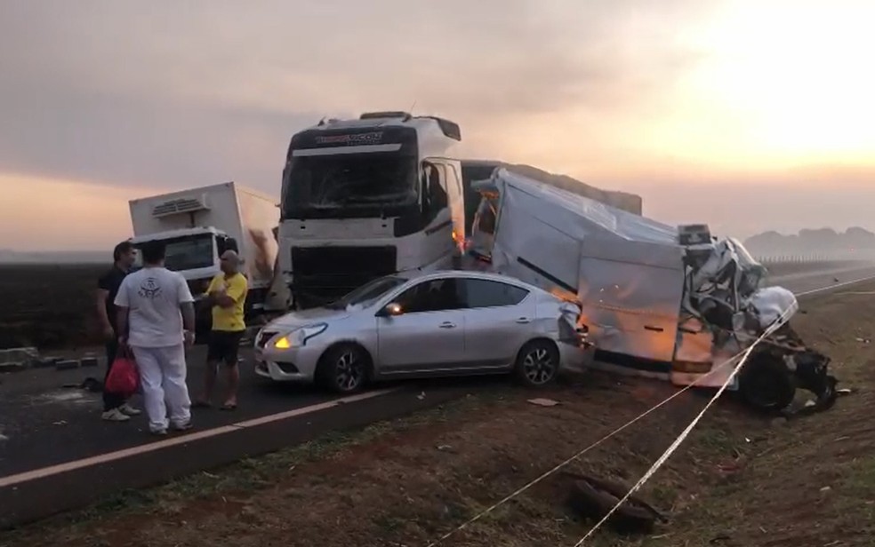 Dezesseis veículos se envolveram em acidente na Rodovia Carlos Tonani em Sertãozinho, SP — Foto: Naiana Kennedy/CBN Ribeirão 