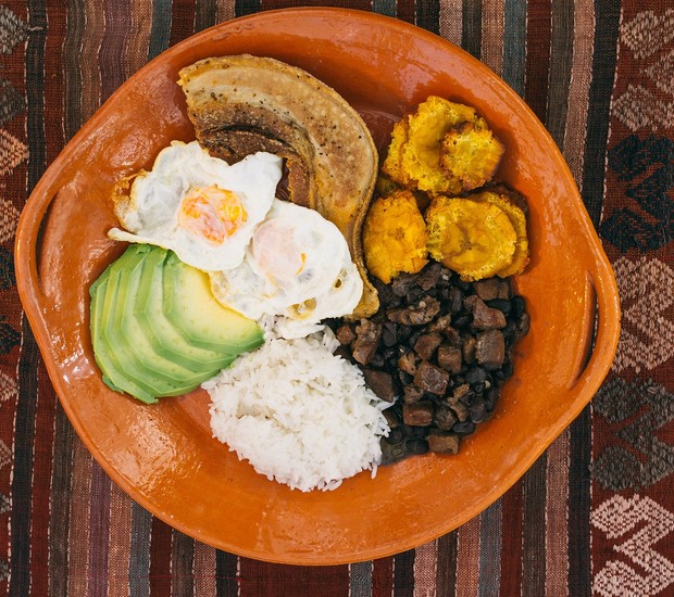 Receita de Bandeja Paisa, prato típico da Colômbia que reúne várias comidas como feijões vermelhos cozidos com carne de porco, arroz, carne moída e ovo frito (Foto: Marina Baggio / Divulgação)