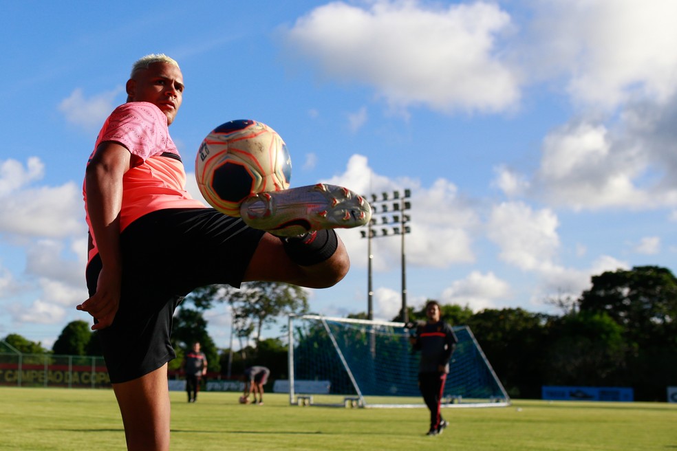 Mikael controla bola em treino do Sport — Foto: Anderson Stevens/Sport Club do Recife