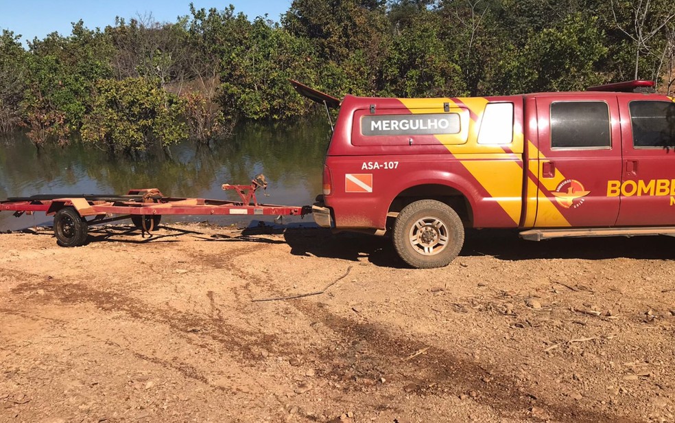 Bombeiros buscam por homens que desapareceram aps barco afundar em Minau, em Gois  Foto: Divulgao/TV Anhanguera