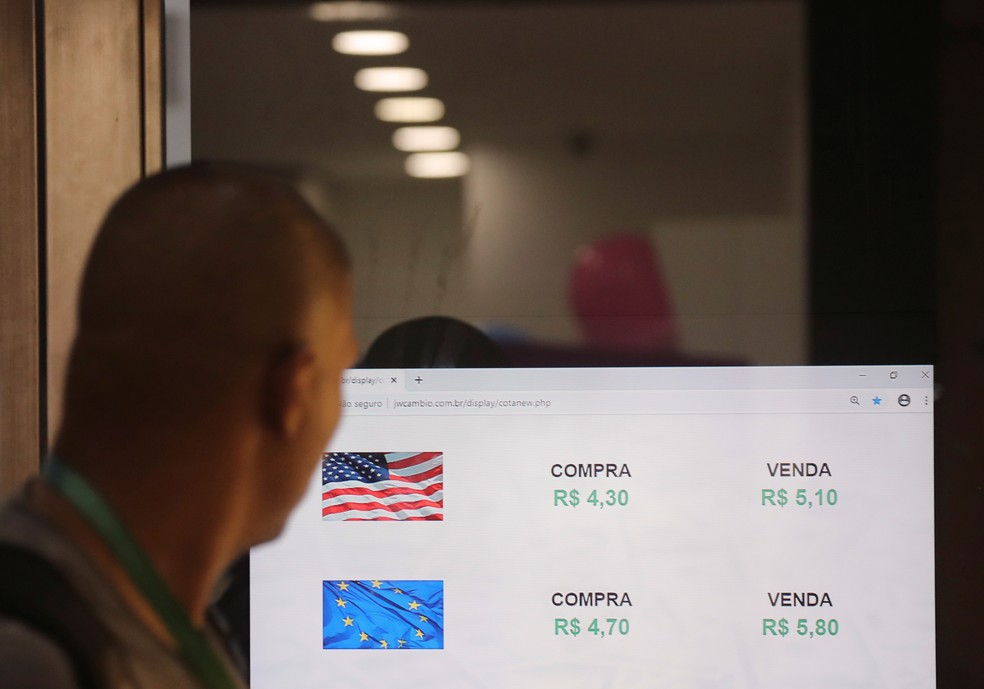 Nas casas de câmbio, dólar chegou a R$ 5,10 nesta quinta-feira (12) — Foto: Sergio Moraes/Reuters
