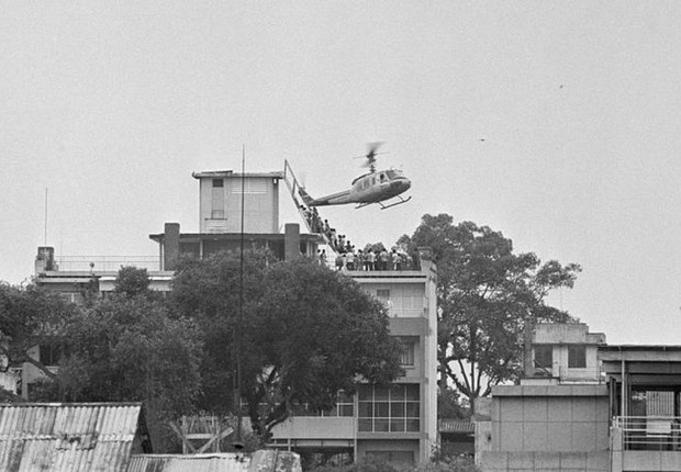 Saigon, 29 de abril de 1975: um helicóptero dos EUA tenta retirar civis da cobertura de um prédio (Foto: Reuters via BBC)