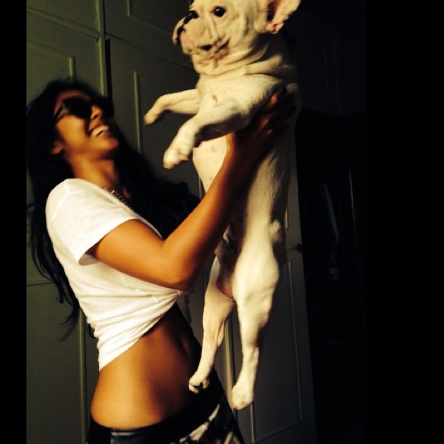 Yanna Lavigne com o cachorro (Foto: Instagram/ Reprodução)