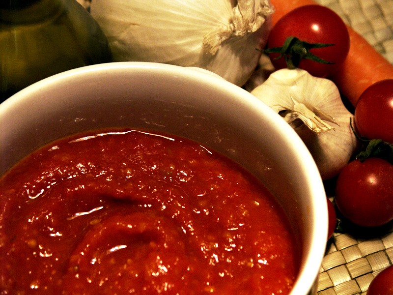 O molho de tomate do Humus Gourmet leva limão siciliano e vinho tinto seco (Foto: Flickr/Annalisa Antonini/CreativeCommons)