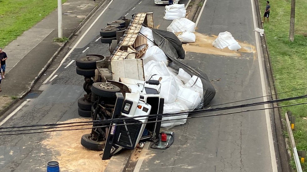 Caminhão capotou próximo a rotatória em Piracicaba — Foto: Edijan Del Santo/ EPTV