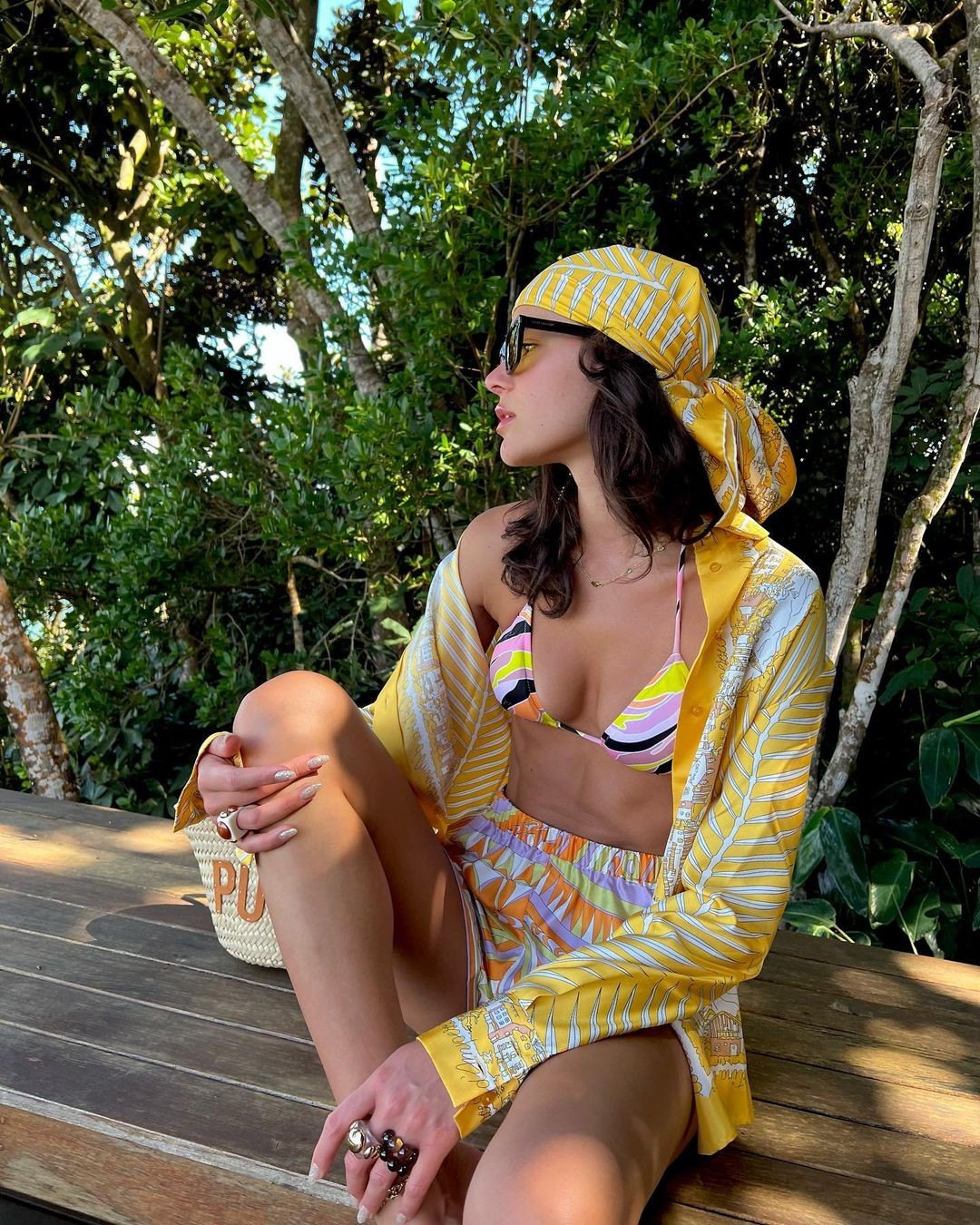 Bruna Marquezine posa com biquíni colorido e lenço de marca italiana (Foto: Reprodução / Instagram)