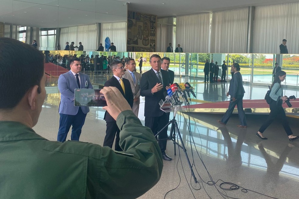 O presidente Jair Bolsonaro dá entrevista no Palácio da Alvorada após reunião com prefeitos que o apoiam — Foto: Guilherme Mazui