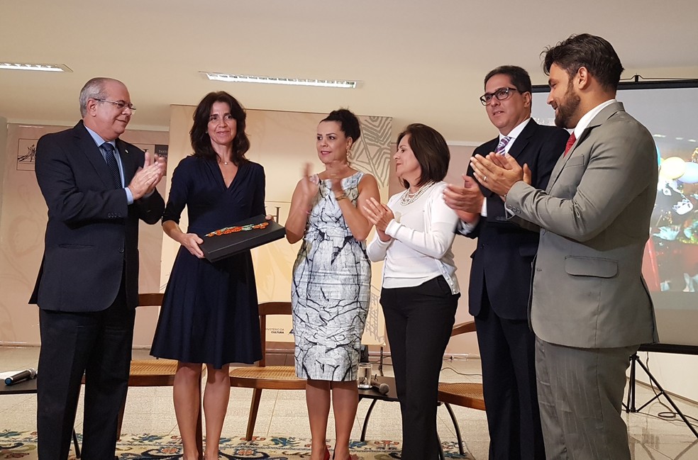 Dossiê de candidatura foi entregue à diretora do Departamento Cultural do Itamaraty, ministra Paula Alves de Souza. (Foto: Divulgação/IPHAN)