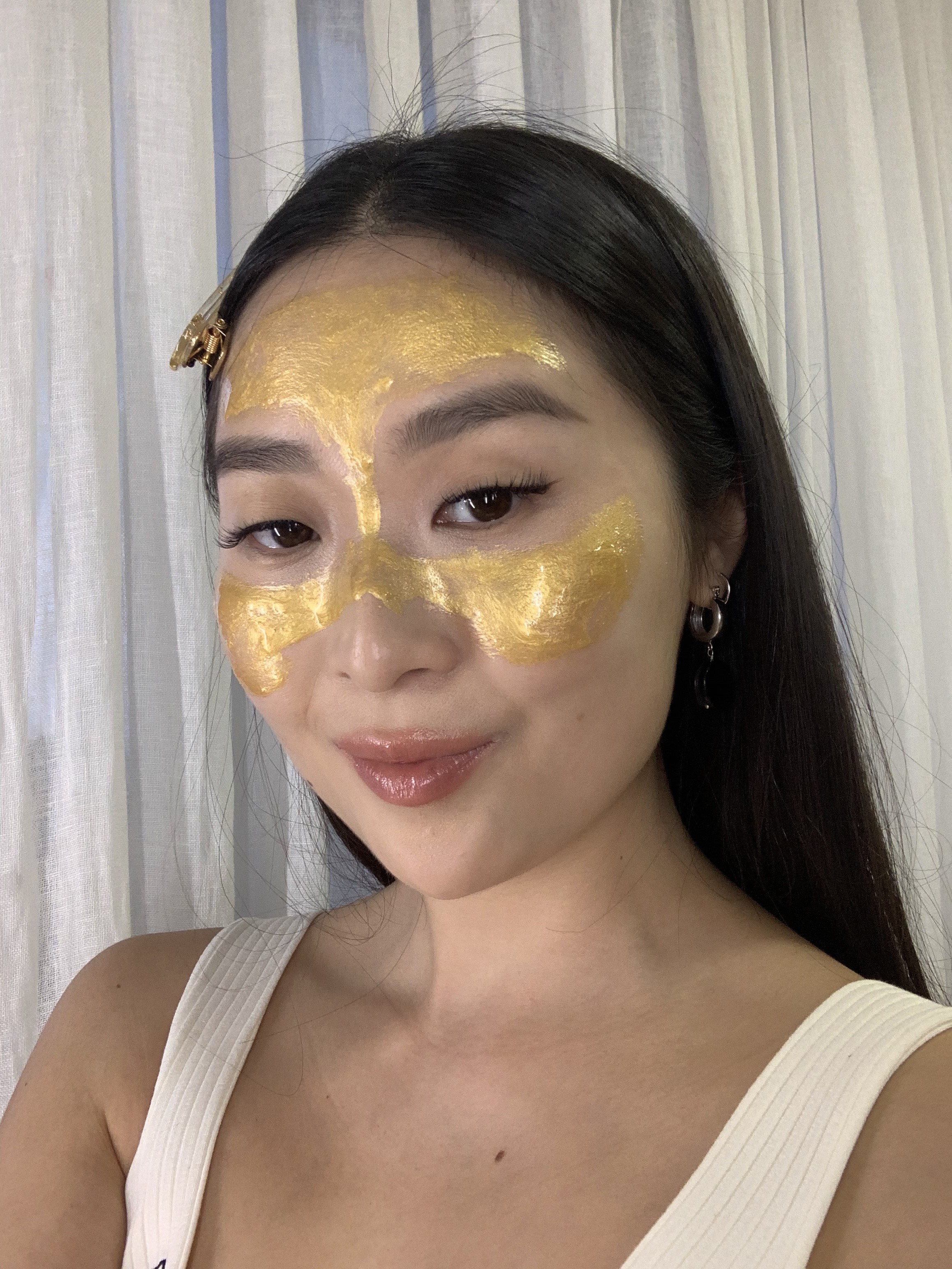 Kamila Kim testa a máscara Ouro Peel Off Renew Ultimate, Avon (Foto: Acervo pessoal)