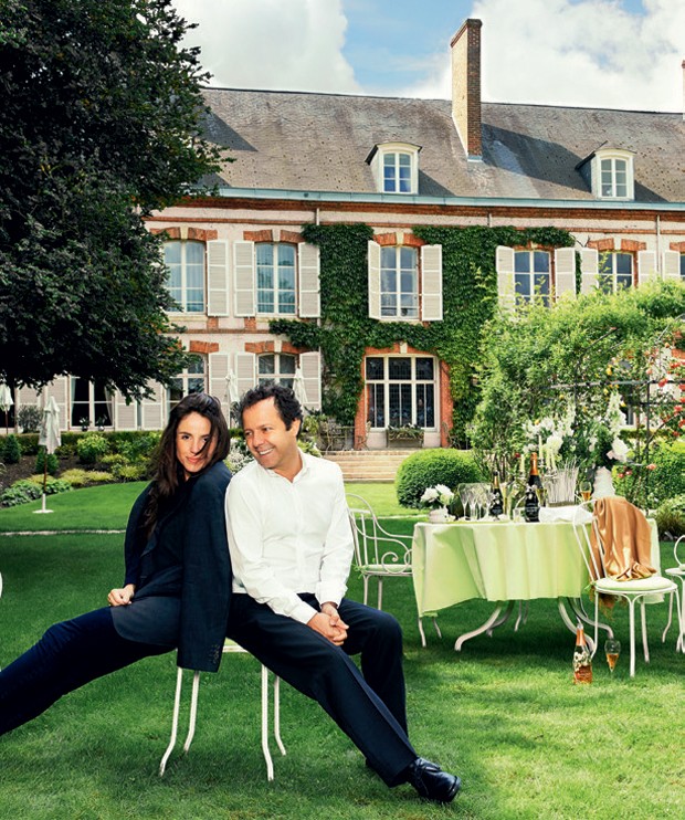 Malu Barretto e Vik Muniz posam na Maison Belle Epoque,em Épernay. O artista e sua mulher passaram dias imersos na história da Perrier-Jouët e participaram de jantar privè (Foto:  )