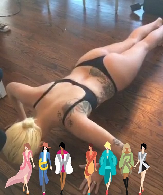 Lady Gaga faz flexão só de sutiã e calcinha (Foto: Snapchat/Reprodução)