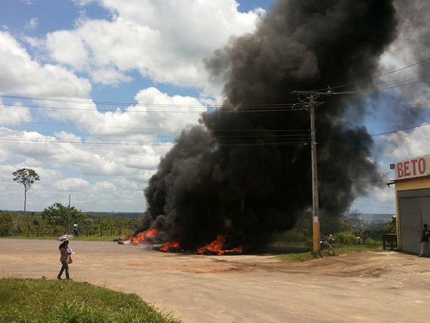 G1 - Moradores fecham BR-110 em protesto na Bahia - notícias em Trânsito