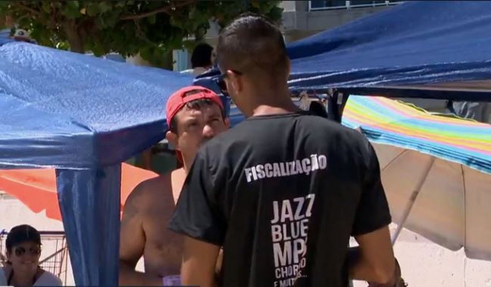 Agentes fiscalizam Praia do Morro, em Guarapari â€” Foto: ReproduÃ§Ã£o/ TV Gazeta