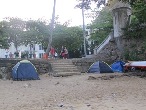 Lixo e barracas de camping na Praia Vermelha (Foto: Isabela Marinho/G1)