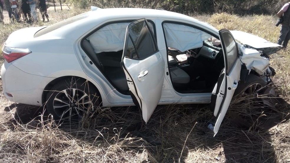 Idoso de 77 anos morre e outras 2 pessoas ficam feridas após colisão entre carros na BA (Foto: Wagner Medeiros/Blogbraga)