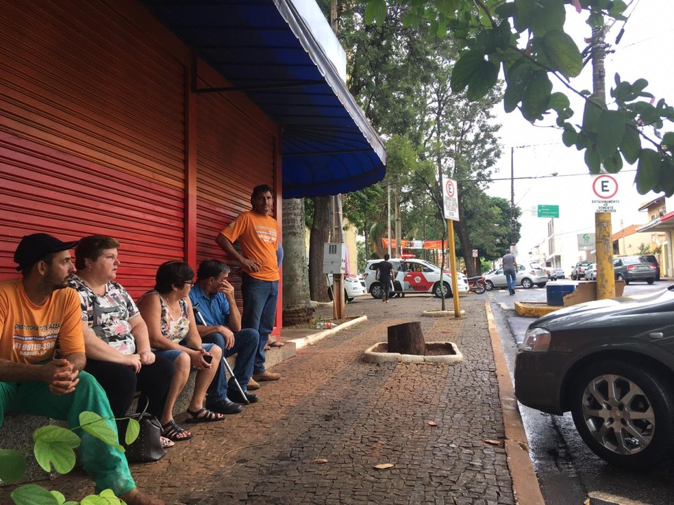 Mãe de Mariana Bazza e parentes tiveram que ficar do lado de fora do Fórum de Bariri  — Foto: Vanessa Aguiar / TV TEM 