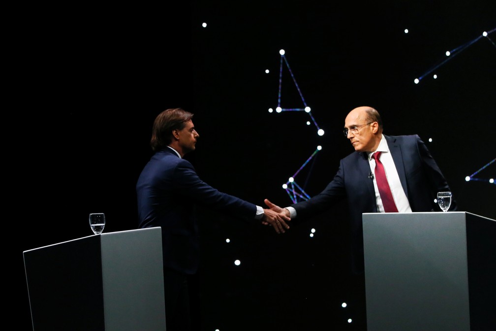 Luis Lacalle Pou e Daniel Martínez, candidatos à Presidência do Uruguai, cumprimentam-se após debate organizado em 13 de novembro — Foto: Mariana Greif/Reuters