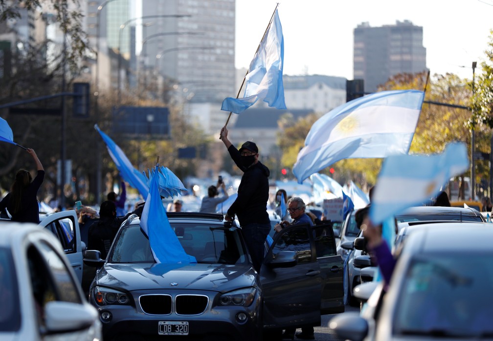 Manifestantes saem em carreata em Buenos Aires nesta segunda-feira (17) contra o governo da Argentina e contra a quarentena estendida no país — Foto: Agustin Marcarian/Reuters