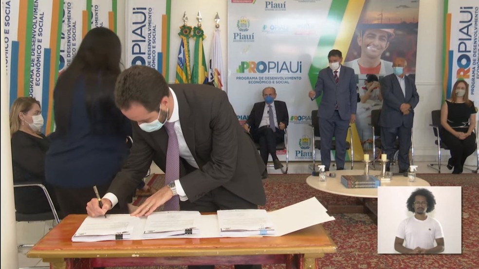 Presidente da Simpar Fernando Antônio Simões assina contrato de concessão — Foto: Governo do Piauí