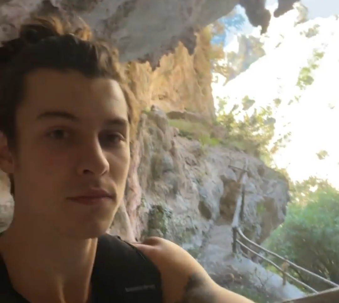 Shawn Mendes explora caverna em Capri, na Itália (Foto: Reprodução / Instagram )