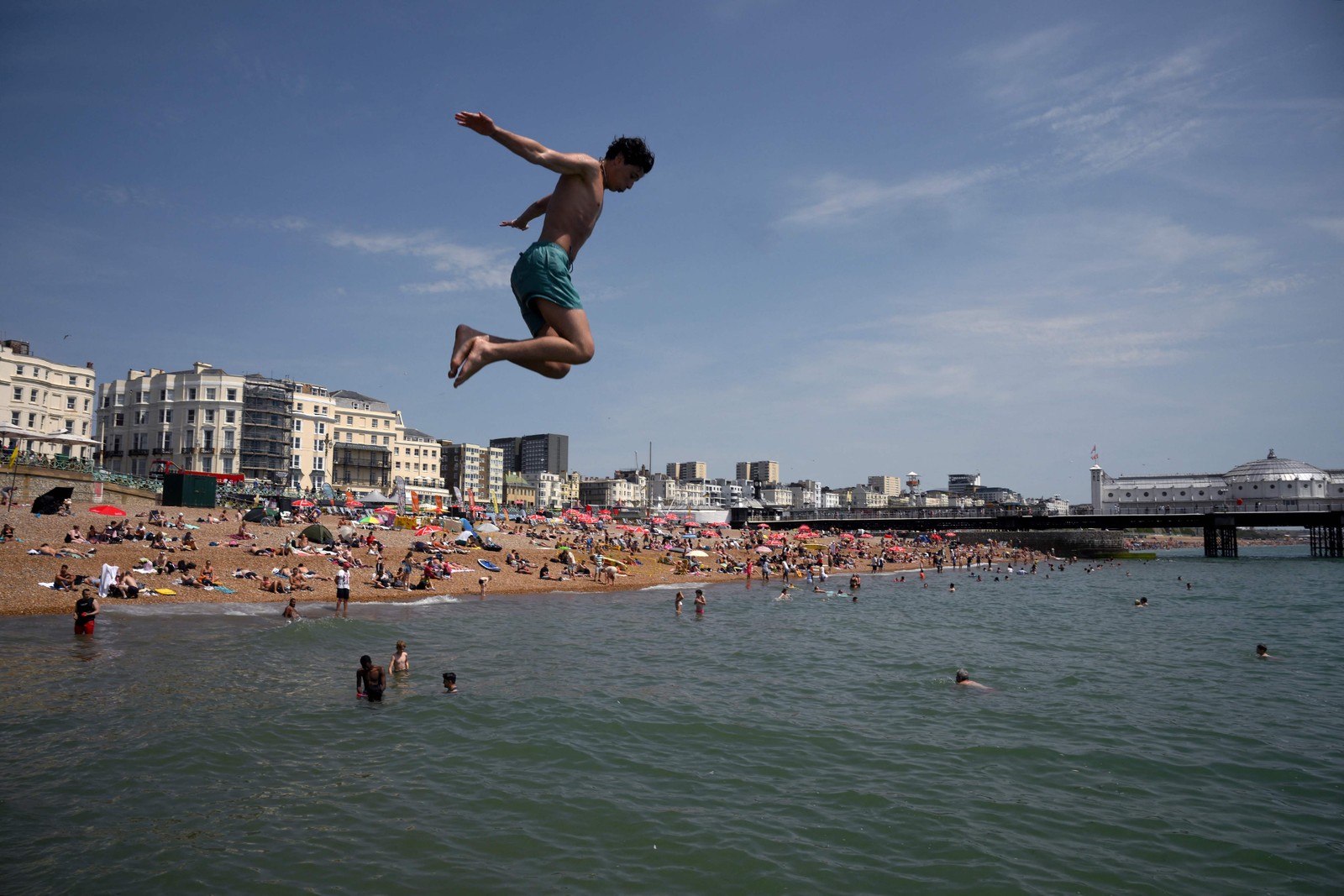 Ingleses aproveitaram o calor incomum no país — Foto: Daniel Leal / AFP