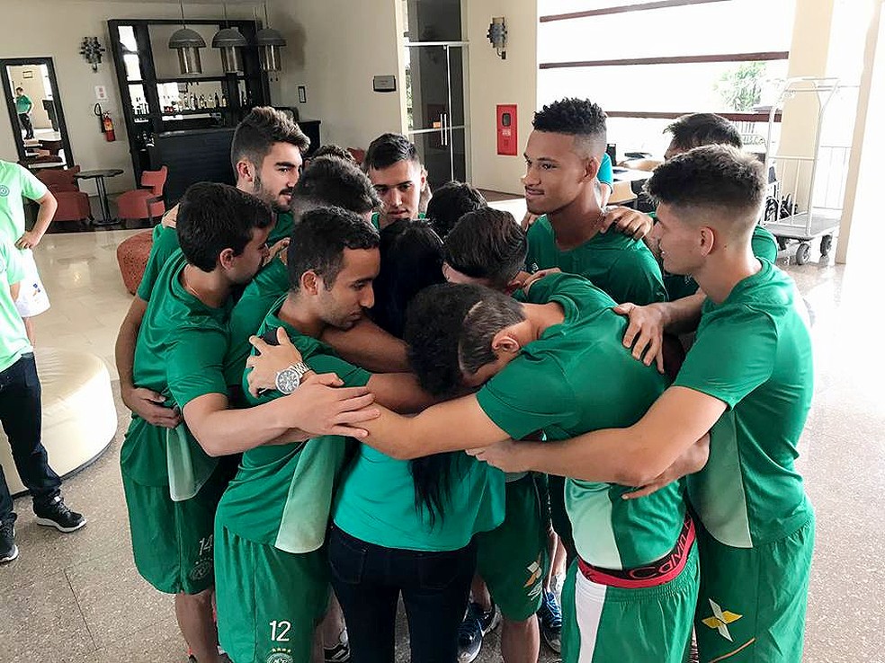 Ximena ganha abra&ccedil;os de jogadores da Chape (Foto: Reprodu&ccedil;&atilde;o/Facebook)