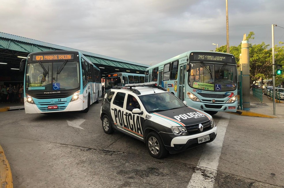 Ônibus saem dos terminais escolatados por policiais em Fortaleza — Foto: Marina Alves/TV Verdes Mares