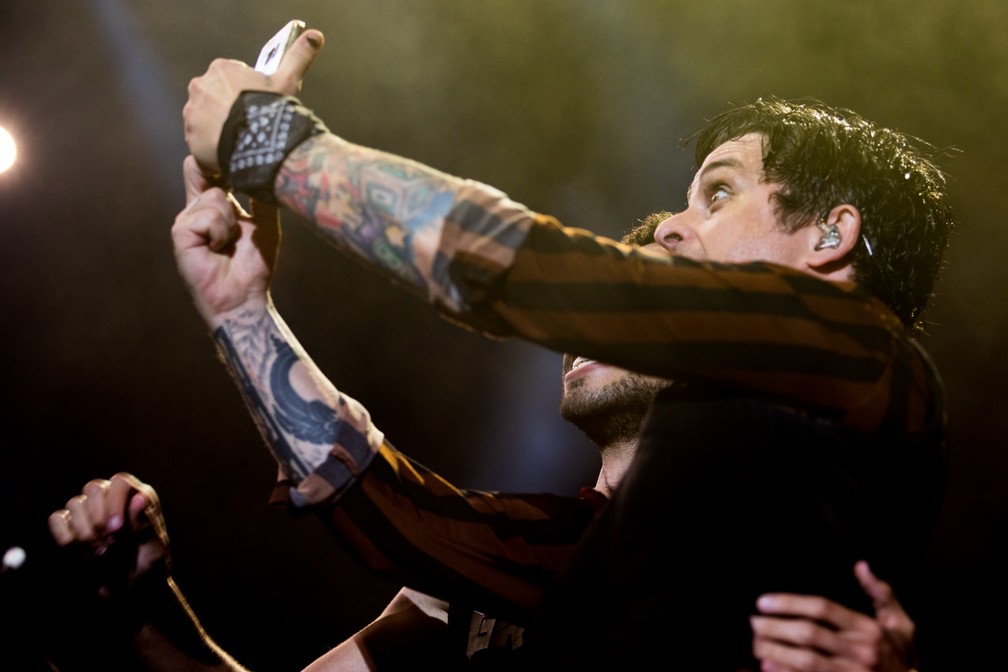 Billie Joe, do Green Day, tira uma selfie com fão durante show na Arena Anhembi, em São Paulo, na noite desta sexta-feira (3) (Foto: Marcelo Brandt/G1)